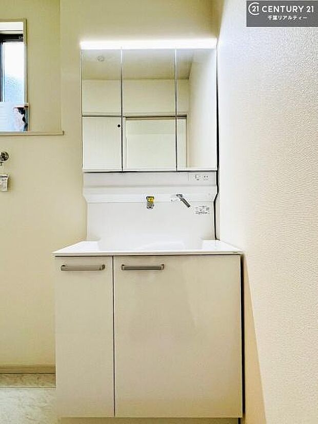 身なりを整える洗面所は、清潔感が大事です！水周りの清潔感のある雰囲気を演出！気持ちよくお使いいただけます。