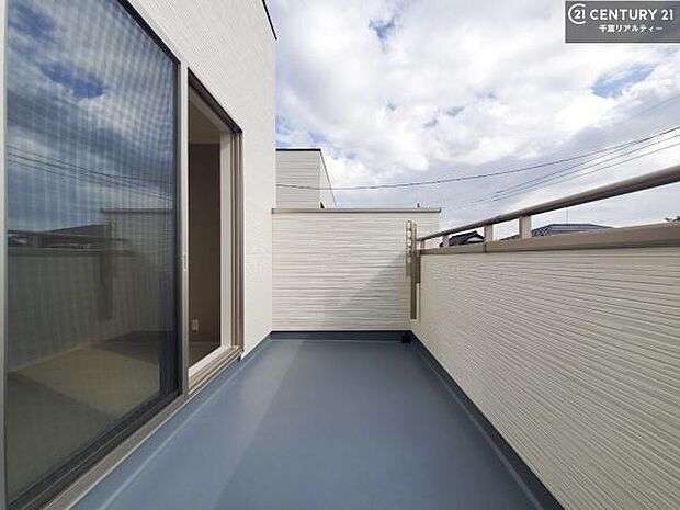 広々としたバルコニーで一日の始まりをスタート！お洗濯ものをたっぷり気持ちよく干せます！