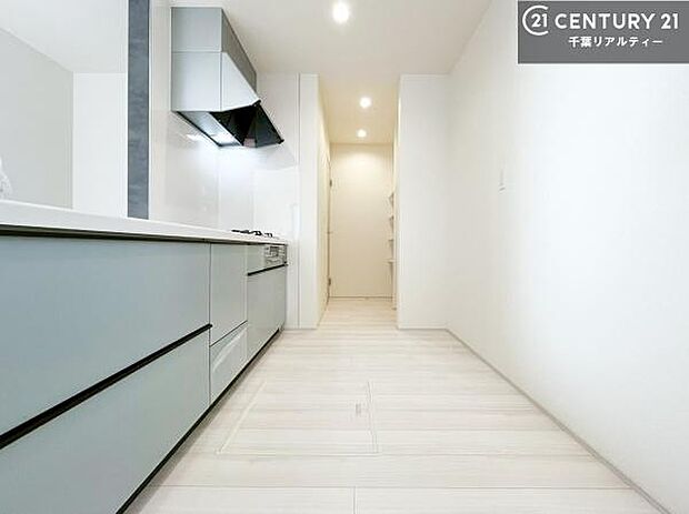 ゆとりある調理スペースで作業がしやすい快適なキッチンです！お子様と一緒にお菓子造りも楽しめる広々スペースです。楽しい調理時間になりそうですね！