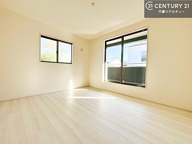 バルコニーに面している洋室です。明るく温もりがあり、換気もしっかりできます！朝起きて、外に出て背伸びをしつつ深呼吸をし良い朝を迎え入れることができます。