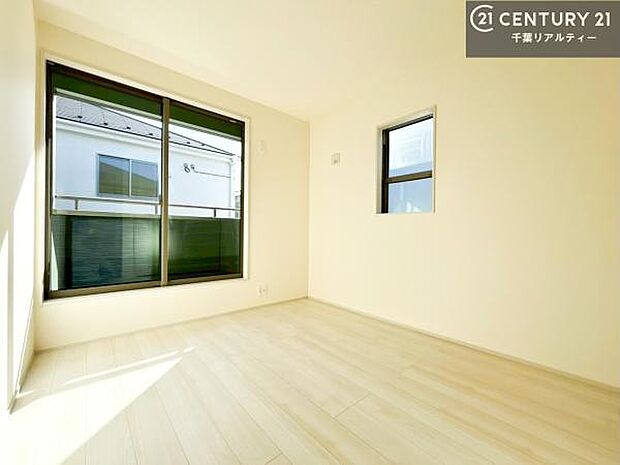 明るい洋室！日中は自然の明るさで電気をつけずに過ごすことができます！お子様のお勉強が捗りそう！