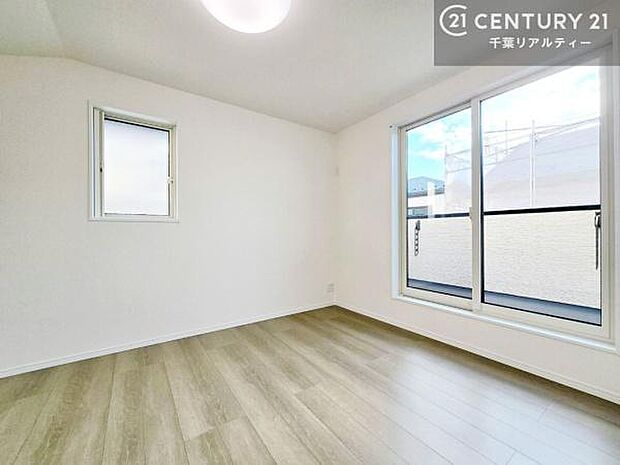 バルコニーに面している洋室です。明るく温もりがあり、換気もしっかりできます！朝起きて、外に出て背伸びをしつつ深呼吸をし良い朝を迎え入れることができます。