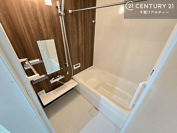 落ち着きある大人の雰囲気のバスルームは、味が出ていてバスタイムが充実！お仕事頑張っているご褒美にお好みの匂いの入浴剤を入れて、楽しんでみてはいかがでしょうか？