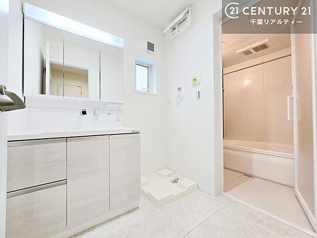 小窓付きの明るい洗面室です！湿気もすぐに入れ替えができて清潔に保つことができます！自然光が差し込むのでお化粧の仕上がりも良くなりますね！