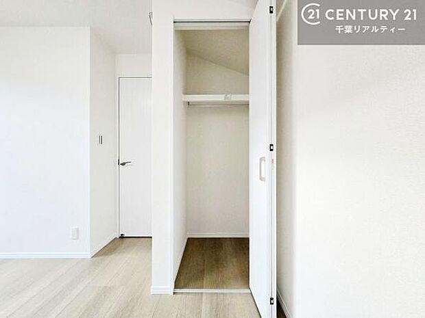 収納スペースも完備されているので、季節物や趣味の道具もしっかり収まり、実用性の高い空間です。