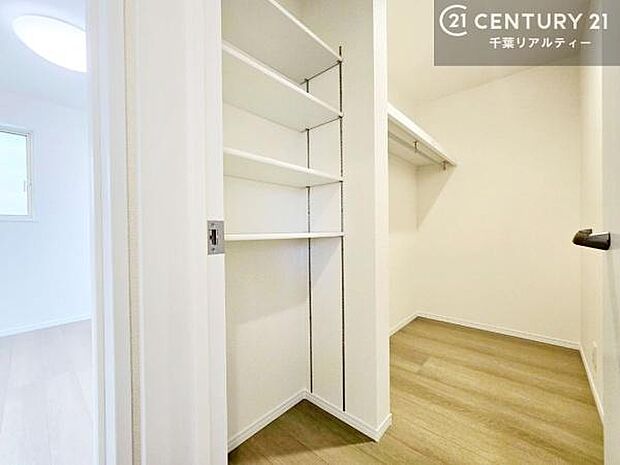 大型のファミリークローク付き！ご家族皆様の洋服やカバン、季節の物など収納できる優れたスペースです！