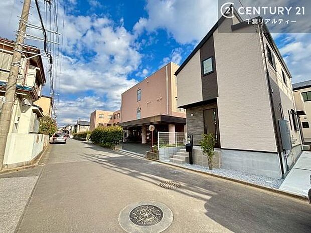 千葉市での物件探しも、地元密着の千葉リアルティーにお任せください。豊富な情報量と経験豊かなスタッフが、お客様の理想の住まい探しをしっかりサポートいたします。