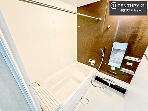 落ち着きある大人の雰囲気のバスルームは、味が出ていてバスタイムが充実！お仕事頑張っているご褒美にお好みの匂いの入浴剤を入れて、楽しんでみてはいかがでしょうか？