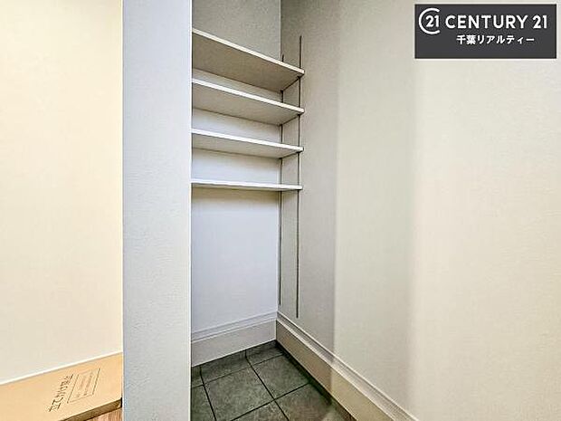 シューズインクローク付き！玄関収納が充実しています！靴だけでなくベビーカーや折り畳み自転車の収納にも！玄関周りがスッキリと片付きますね！