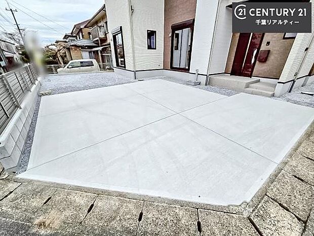 駐車スペースは2台分あります！セカンドカーはもちろん、バイクや自転車なども置き場所に困りません。