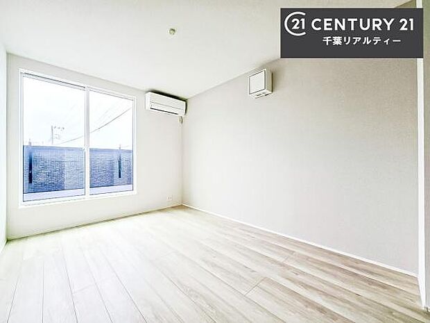 バルコニーに面した洋室。優しい光が差し込む洋室は、朝の目覚めも気持ちが良さそうですね。おうち時間もゆったりと過ごすことができます。