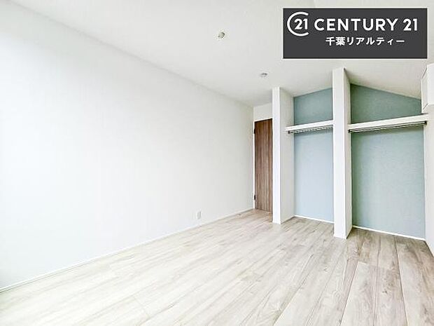 収納スペースが付いているので、急な来客時でも散らかったおもちゃをサッと片づけられて大変便利です！壁面も広々しているので、勉強机やベッドの置き場に困りません！