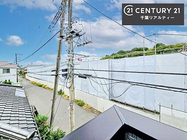 晴れた日には青い空を見渡せる開放的な時間を楽しめます。気持ちの良い風が通り抜ける街並みです！