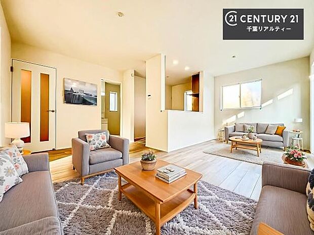 家具はCGパースです。優しい陽だまりがリビングを包んでくれて居心地の良い空間を演出してくれます！くつろぎの時間を過ごせます！