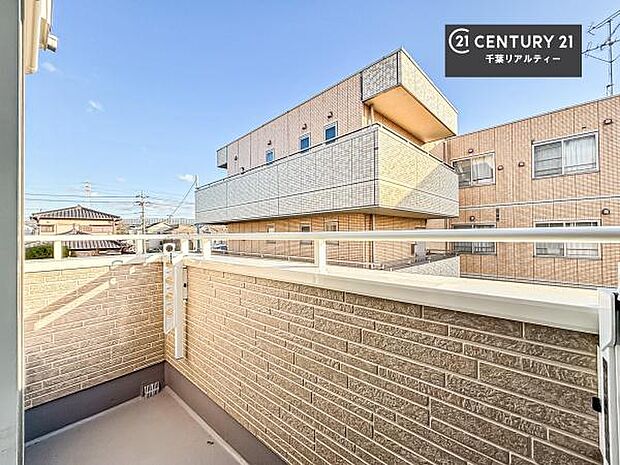 落ち着きある住宅街です！周囲には高い建物がなく、空が広く開放感があり、陽当たりを大きく遮られることもありません！気持ちの良い風が通り抜ける街並みです！