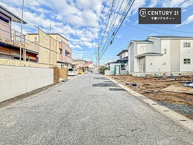 前面道路は6.5ｍ！陽当り良好な立地です。車庫入れが苦手な方も安心ですね。