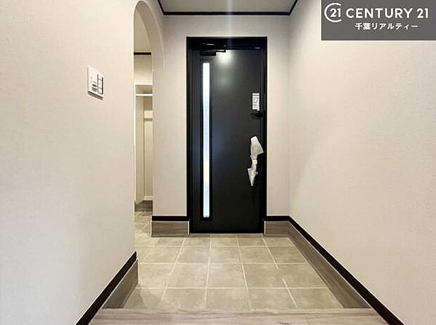 シューズクローク付きです！シューズだけでなくベビーカーや折り畳み自転車、アウトドア用品もスッキリと片付けられます！