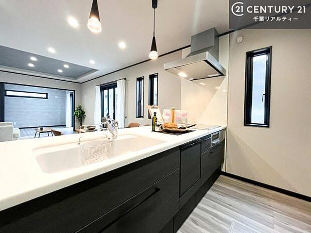 大人気の対面式システムキッチンを採用しています！ご家族のコミュニケーションが自然と増える設計です。お子様にも目が届くので嬉しいですね。広々使えて快適に作業が進みます。