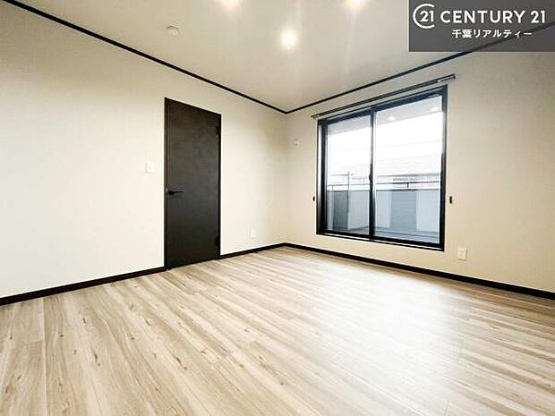 バルコニーに面している洋室です。明るく温もりがあり、換気もしっかりできます！朝起きて、外に出て背伸びをしつつ深呼吸をし良い朝を迎え入れることができます。