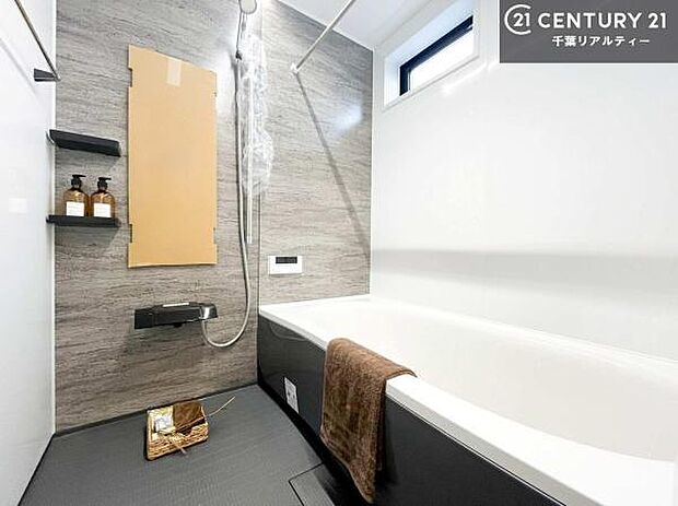 落ち着きある大人の雰囲気のバスルームは、味が出ていてバスタイムが充実！お仕事頑張っているご褒美にお好みの匂いの入浴剤を入れて、楽しんでみてはいかがでしょうか？