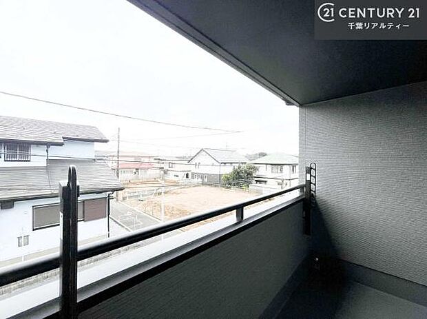 インナーバルコニー！屋根が付いているので、急に雨が降っても濡れにくく安心！強い日差しもカットしてくれるので、お天気の良い日は、お外へ出て深呼吸するのもよさそうです！