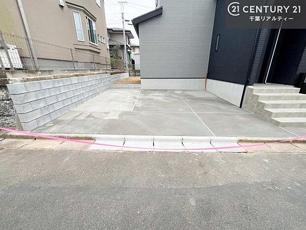 駐車スペースは2台分あります！セカンドカーはもちろん、バイクや自転車なども置き場所に困りません。