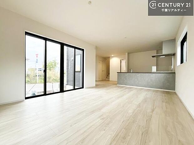 心地良いリビングは家族が自然と集まります。家族団欒の時間が増えそうです。ご家族と、より一層充実した時間を過ごせそうですね。明るく開放的な空間です。（同仕様）