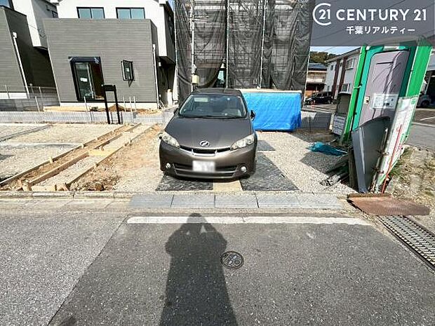 駐車スペースは2台分あります！セカンドカーはもちろん、バイクや自転車なども置き場所に困りません。