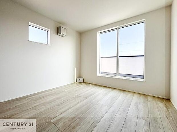 バルコニーに面している洋室です。明るく温もりがあり、換気もしっかりできます！朝起きて、外に出て背伸びをしつつ深呼吸をし良い朝を迎え入れることが出来そうですね！