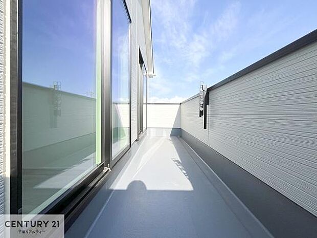 陽当たり良好なバルコニーです！晴れた日には青い空を見渡せる開放的な時間を楽しめます。