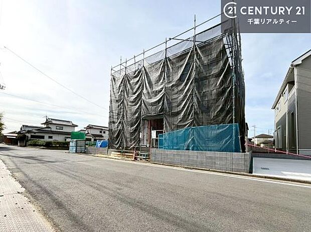 前面道路は広々としており、車の出し入れもラクラク。開放感あふれる立地で、安心して暮らせる住まいです。