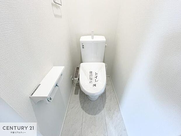 温水洗浄便座につき、冬場は便座が暖かくできるので冷たい便座に座らずに済む嬉しい仕様です！シンプルなカラーを基調としているので、お手入れがしやすいです。