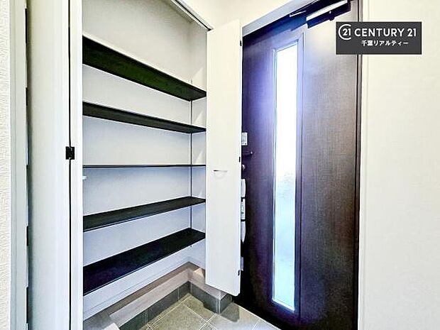 疲れて帰ってきても、ただいま！を言いたくなる、優しく迎え入れてくれる空間になっています。明るく温もり溢れる玄関です！