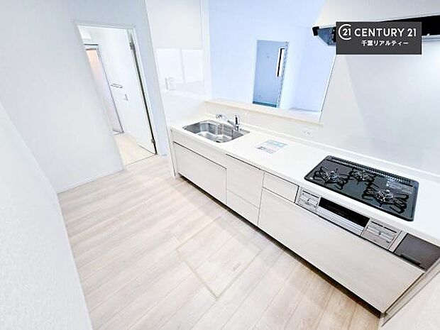 大人気の対面式システムキッチンを採用しています！ご家族のコミュニケーションが自然と増える設計です。お子様にも目が届くので嬉しいですね。広々使えて快適に作業が進みます。