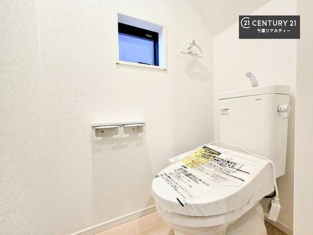 1・2階にトイレがございます！朝の忙しい時間帯も待たずにすみそうですね。白を基調とした清潔感のあるトイレでお手入れがしやすいです！