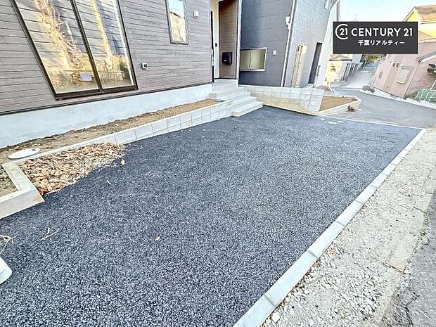 カースペース付きなのでマイカーをお持ちの方も安心ですね！ぜひ現地にてお確かめくださいませ！