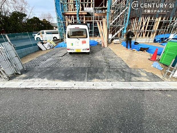 駐車スペースは3台分あります！（オプション）セカンドカーはもちろん、バイクや自転車なども置き場所に困りません。