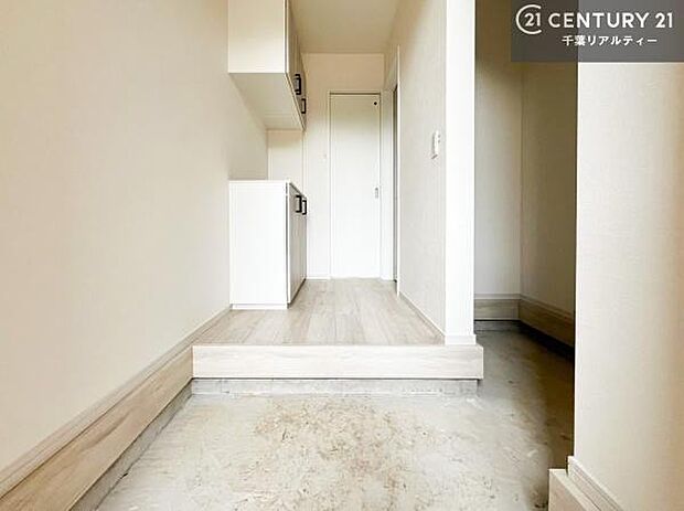 疲れて帰ってきても、ただいま！を言いたくなる、優しく迎え入れてくれる空間になっています。明るく温もり溢れる玄関です！（同仕様）