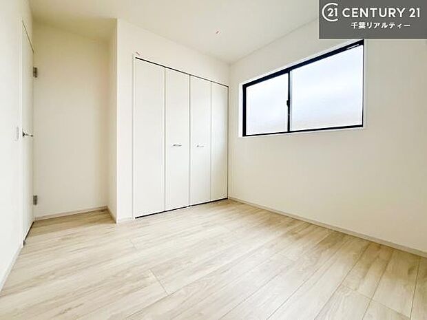 明るく風通しの良い居室です。「シンプル」にデザインされた室内。自由度が高いので家具やレイアウトでお好みの空間を創り上げられます。是非一度、現地にてご確認ください。（同仕様）