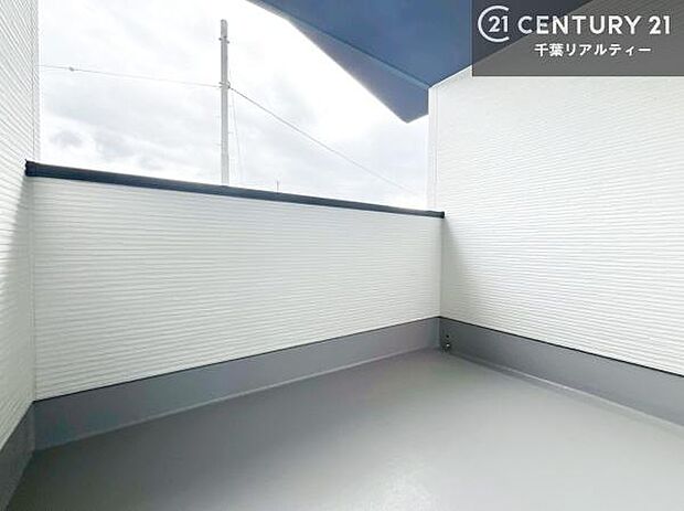 インナーバルコニー！屋根が付いているので、急に雨が降っても濡れにくく安心！強い日差しもカットしてくれるので、お天気の良い日は、お外へ出て深呼吸するのもよさそうです！（同仕様）