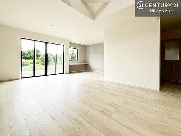 心地良いリビングは家族が自然と集まります。家族団欒の時間が増えそうです。ご家族と、より一層充実した時間を過ごせそうですね。明るく開放的な空間です。（同仕様）※吹抜けはございません