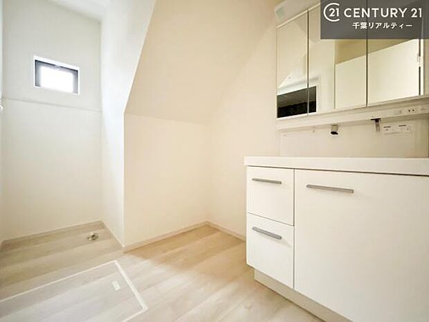 小窓付きの明るい洗面室です！湿気もすぐに入れ替えができて清潔に保つことができます！自然光が差し込むのでお化粧の仕上がりも良くなりますね！（同仕様）