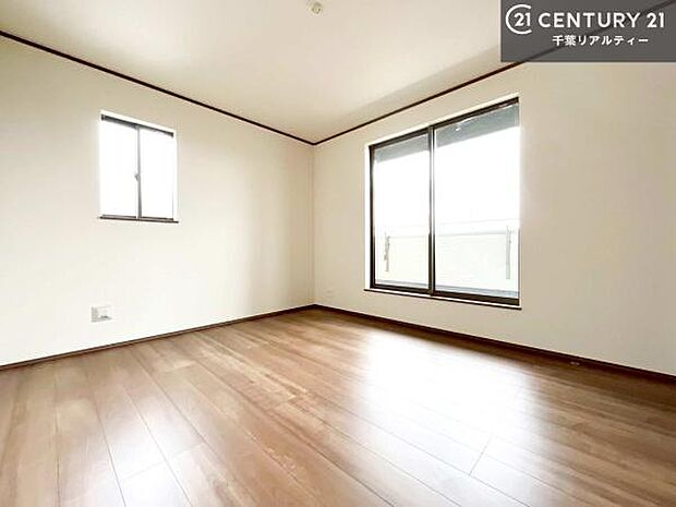 優しい光が差し込む洋室は、朝の目覚めも気持ちが良さそうですね。おうち時間もゆったりと過ごすことができます。優しい色合いのフローリングがどんな家具にもマッチします！