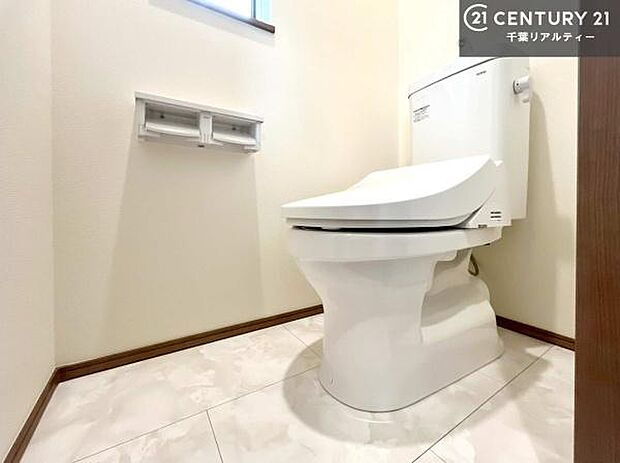 1・2階にトイレがございます！朝の忙しい時間帯も待たずにすみそうですね。白を基調とした清潔感のあるトイレでお手入れがしやすいです！
