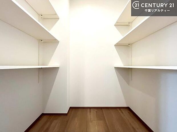 パントリー付き！手を止めず取り出しが出来る作業がしやすい快適な動線です！手際よく料理が作れて毎日捗りそうですね！