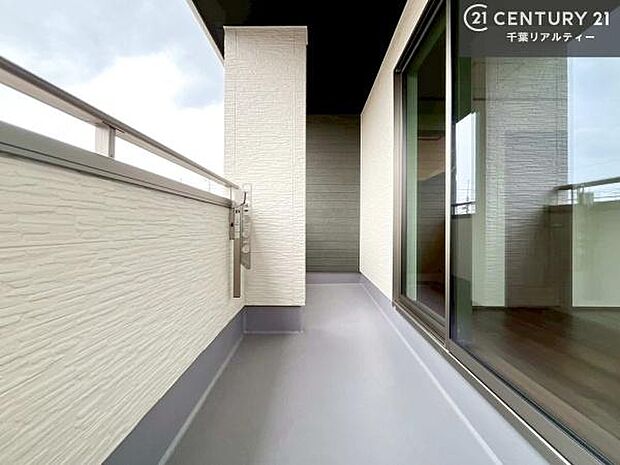 陽当たり良好なバルコニーです！晴れた日には青い空を見渡せる開放的な時間を楽しめます。