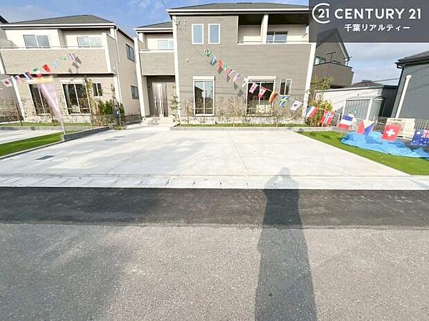 駐車スペースは3台分あります！セカンドカーはもちろん、バイクや自転車なども置き場所に困りません。