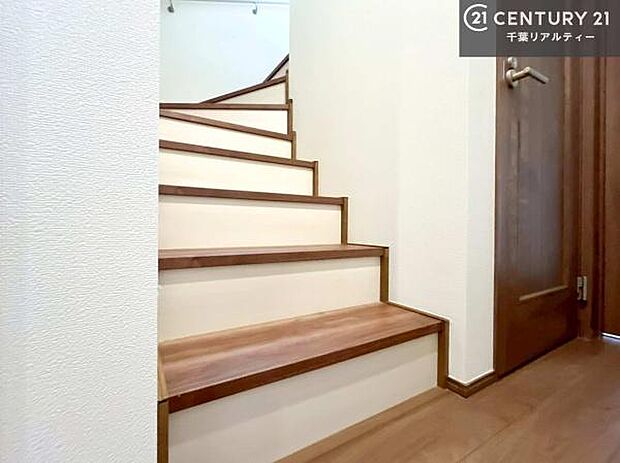 階段は明るく手摺りもついています。お子様やご年配の方も安心してご利用頂けますね。