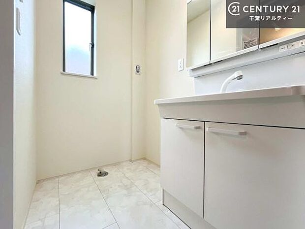 小窓付きの明るい洗面室です！湿気もすぐに入れ替えができて清潔に保つことができます！自然光が差し込むのでお化粧の仕上がりも良くなりますね！