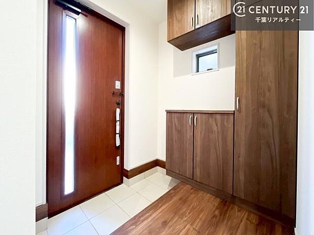 シューズボックス付きなので、玄関が片付きお掃除がしやすいです！スッキリした玄関で戸を開けた瞬間、清潔感のある心地いい空間が出迎えてくれます。